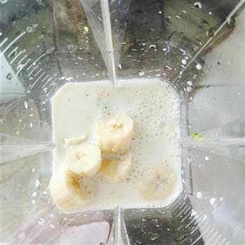 牛油果香蕉奶昔的做法步骤2