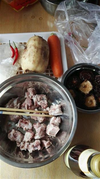红萝卜香菇排骨焖饭的做法步骤1