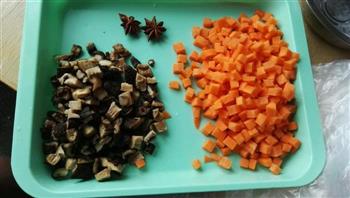 红萝卜香菇排骨焖饭的做法步骤2