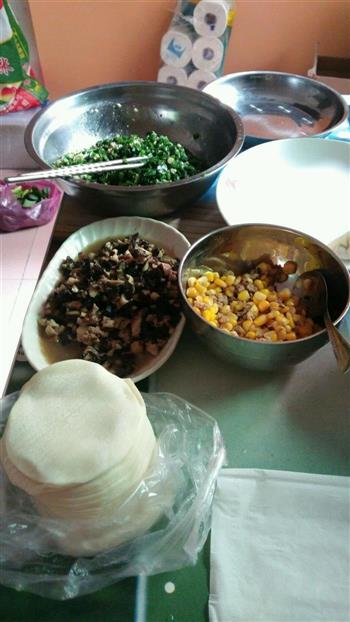 韭菜香菇木耳玉米饺子的做法步骤3