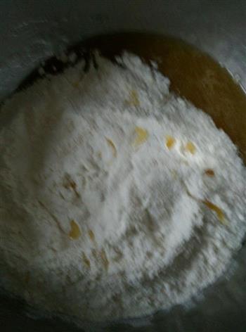 预热中秋-豆沙蛋黄月饼的做法步骤3
