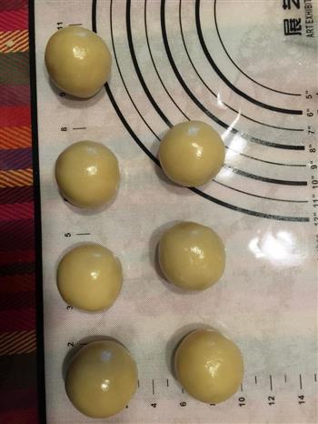 广式蛋黄白莲蓉月饼的做法步骤2