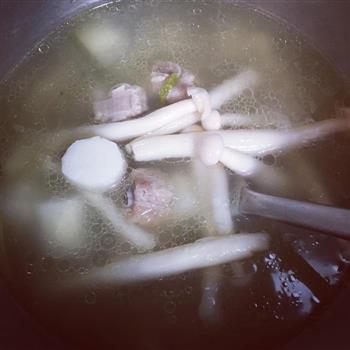 山药蟹味菇排骨汤的做法步骤4