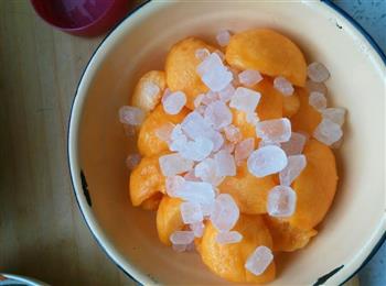 糖水黄桃的做法步骤2