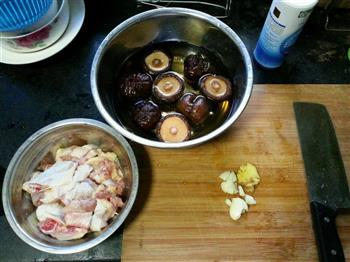 香菇鸡汤的做法步骤1