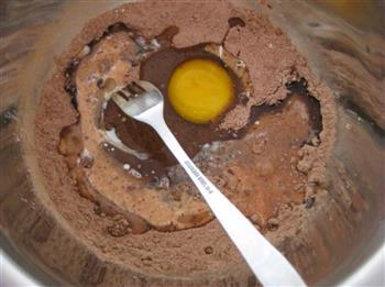 微波炉巧克力纸杯蛋糕的做法步骤2
