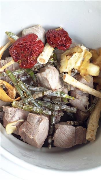 沙参玉竹石斛瘦肉汤的做法步骤1