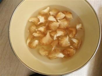 腱子肉猴头菇汤的做法图解3