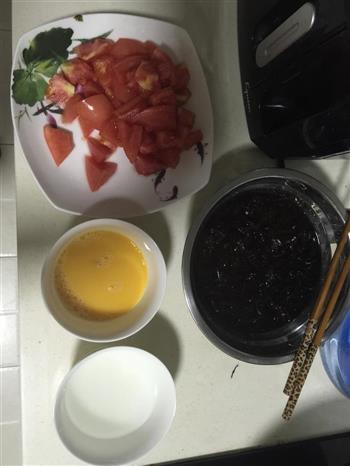 西红柿紫菜鸡蛋汤的做法步骤1