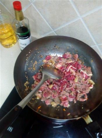 草菌酱油 孜然牛肉的做法步骤1