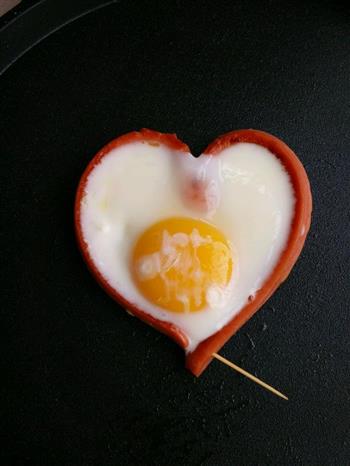 爱心早餐-香肠煎蛋的做法步骤3