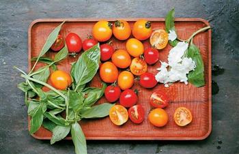 西红柿罗勒沙拉的做法图解1