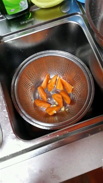 砂锅玉米胡萝卜排骨汤的做法步骤2