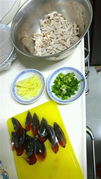 香港传统老火皮蛋瘦肉粥的做法步骤4