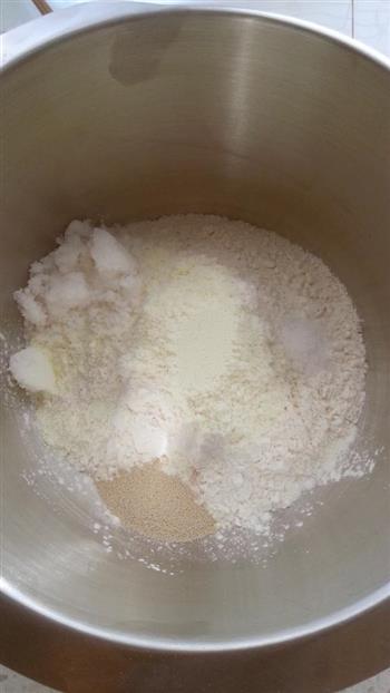 环形豆沙面包的做法步骤1
