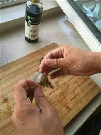 草菌酱油 油焖大虾的做法图解1