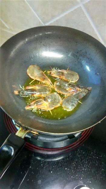 草菌酱油 油焖大虾的做法图解3