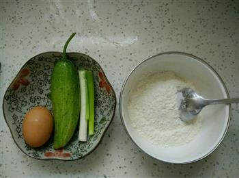 快手早餐—清香黄瓜鸡蛋饼的做法步骤1