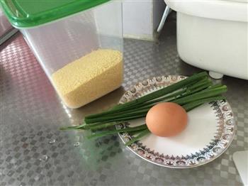 小米鸡蛋粥的做法步骤1
