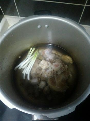 清炖萝卜牛尾汤的做法步骤2