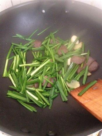 补铁高手—鸭血炒韭菜的做法步骤4