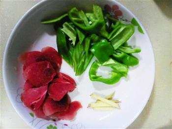豇豆青椒炒肉片的做法步骤2