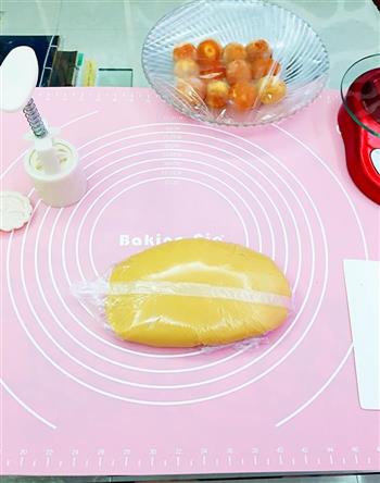 做盘月饼迎中秋-广式翡翠莲蓉蛋黄月饼的做法图解1