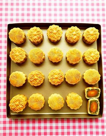 做盘月饼迎中秋-广式翡翠莲蓉蛋黄月饼的做法步骤11