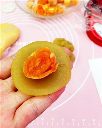 做盘月饼迎中秋-广式翡翠莲蓉蛋黄月饼的做法步骤3