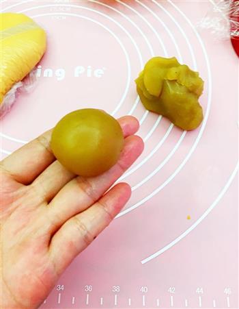 做盘月饼迎中秋-广式翡翠莲蓉蛋黄月饼的做法步骤4