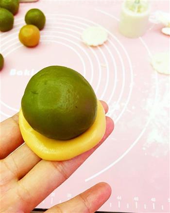 做盘月饼迎中秋-广式翡翠莲蓉蛋黄月饼的做法步骤5