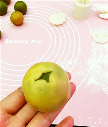 做盘月饼迎中秋-广式翡翠莲蓉蛋黄月饼的做法步骤6