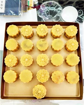 做盘月饼迎中秋-广式翡翠莲蓉蛋黄月饼的做法步骤8