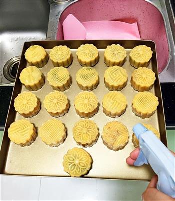 做盘月饼迎中秋-广式翡翠莲蓉蛋黄月饼的做法步骤9