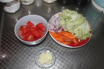 番茄时蔬炒面的做法步骤1
