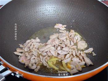 家常开胃菜，眉豆炒肉的做法步骤3
