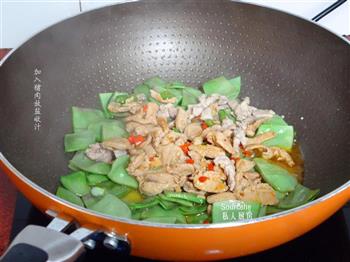 家常开胃菜，眉豆炒肉的做法步骤5