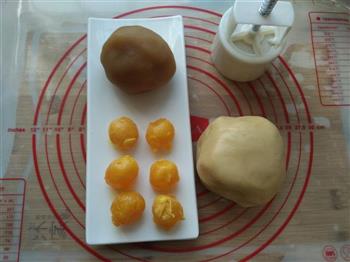 白莲蓉蛋黄月饼的做法步骤7