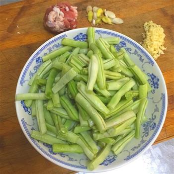 扁豆炒肉丝的做法步骤1
