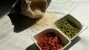 腊肉豌豆饭的做法图解1