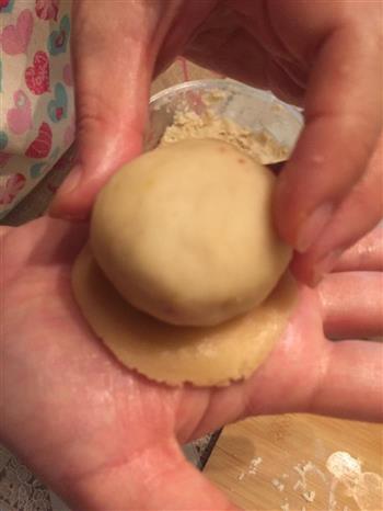 蛋黄莲蓉月饼的做法步骤8