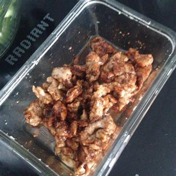 秋葵尖椒肉片的做法步骤1