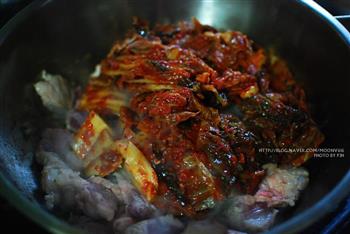 韩式猪肉辣白菜汤的做法步骤2