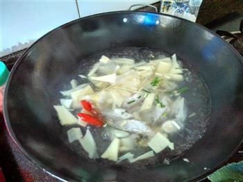 笋片带鱼汤的做法步骤3