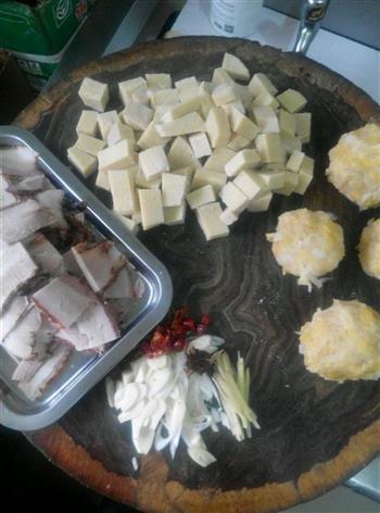 东北酸菜红烧肉炖冻豆腐的做法图解1