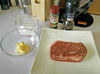 煎牛肩肉和速食韩式炸酱面的做法步骤2