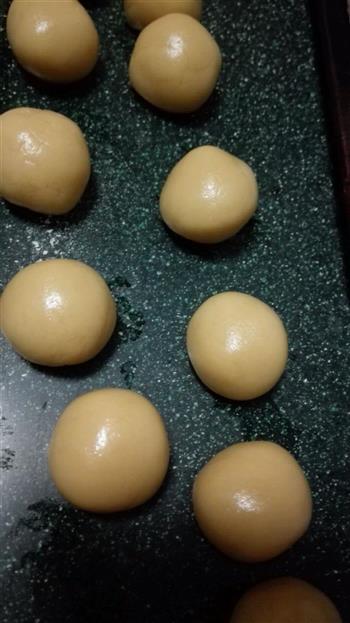 广式蛋黄莲蓉月饼的做法步骤5