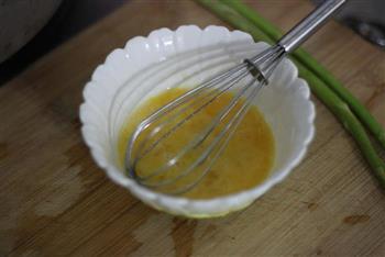 芦笋鸡蛋卷棒棒糖的做法图解2