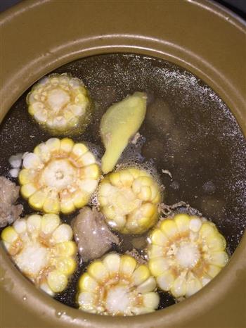 玉米板栗排骨汤的做法图解1