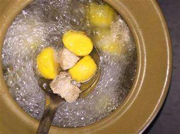 玉米板栗排骨汤的做法步骤3